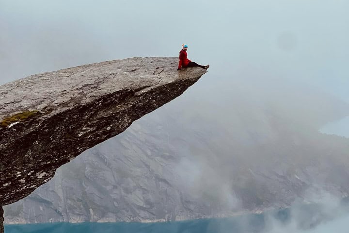 8. Senderista en Trolltunga. Foto - @gulzhainar_m (Instagram)