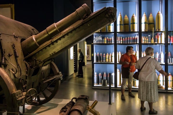 8. Visitantes en Passchendaele Museum 1917. Foto - Belga News Agency
