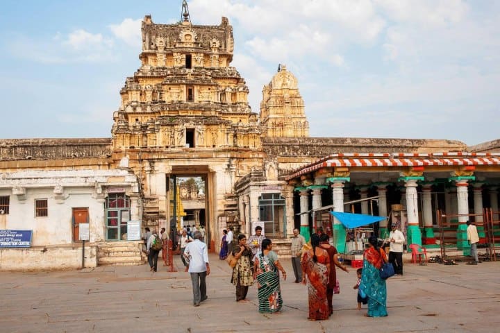 9. Personas en la entrada del Templo de Virupaksha. Foto - Alamy