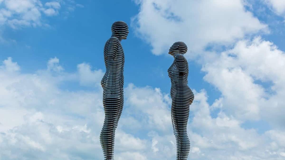 LAS ESTATUAS DE ALÍ Y NINO EN GEORGIA