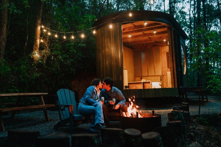 1. Pareja en Wander Cabins. Foto - Cabins.Wander (Facebook)