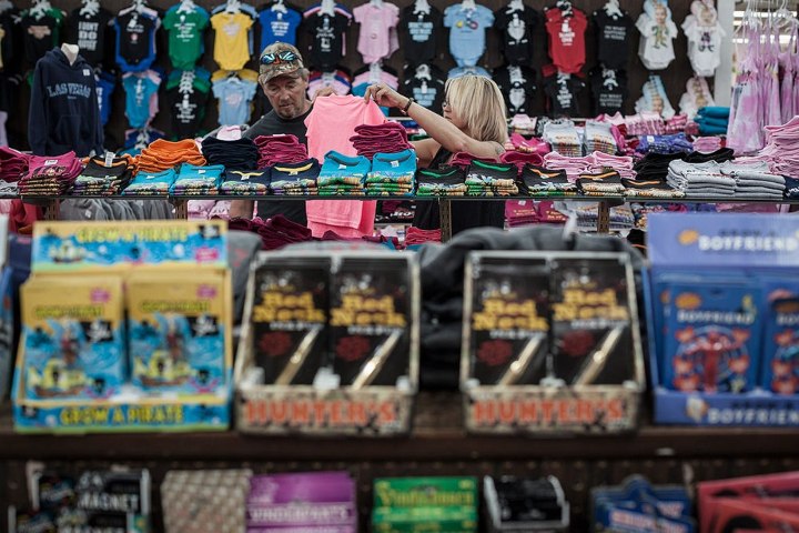 1. Visitantes en la Bonanza Gift Store. Foto - Laughing Squid