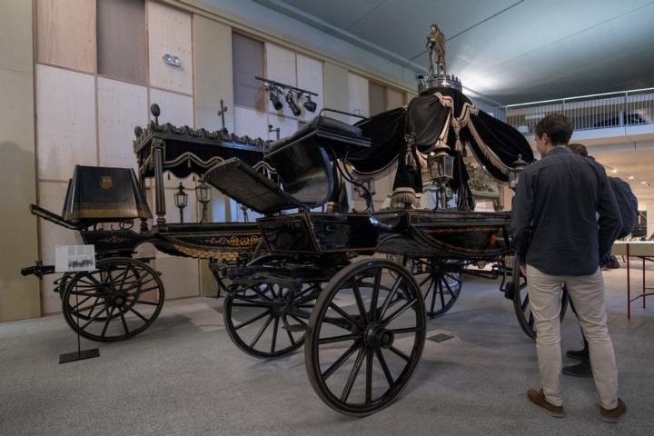 1. Visitante en el Museo de las Carrozas Fúnebres. Foto - elPeriódico