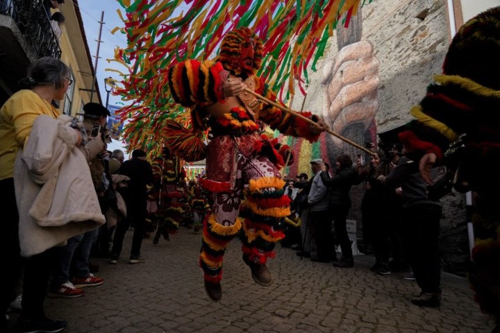 1. Desfile de Caretos en el Carnaval de Podence. Foto - Rostos da Aldeia