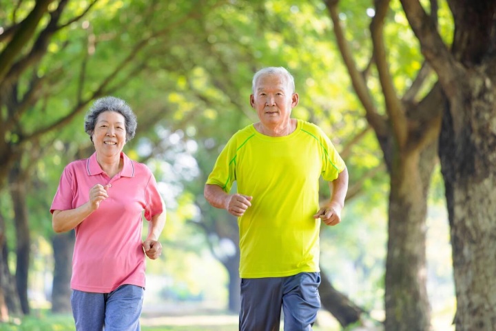 1. Abuelos corriendo en un parque. Foto - Alamy