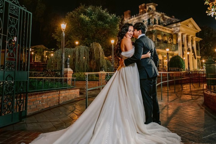 1. Novios en Disneyland. Foto - Archivo Disney’s Fairy Tale Weddings and Honeymoons