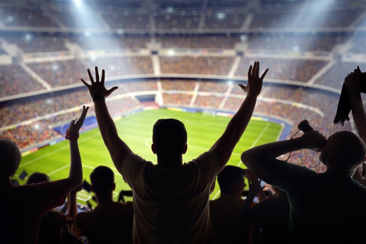 1. Aficionados en estadio de futbol. Foto - mibalon.es