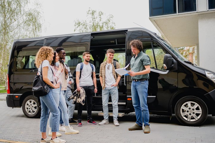 1. Renta de transporte para un grupo de amigos. Foto - Getty Images