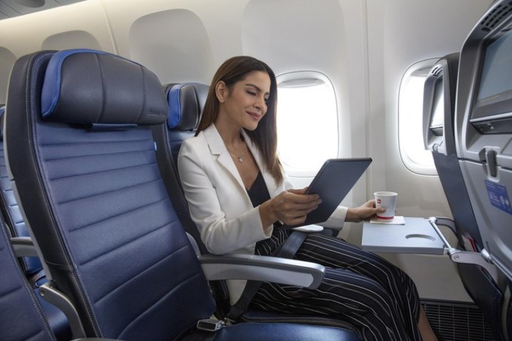1. Viajera en clase ejecutiva United Airlines. Foto - visitusaperu