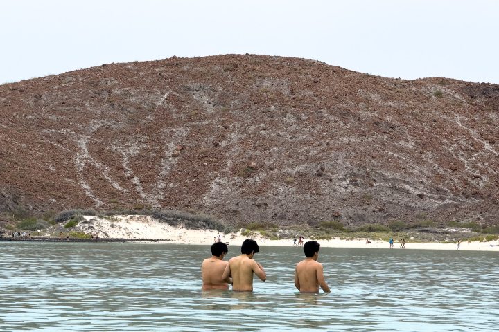 1. Amigos en la Playa Balandra. Foto - @kirapauletta (Instagram)