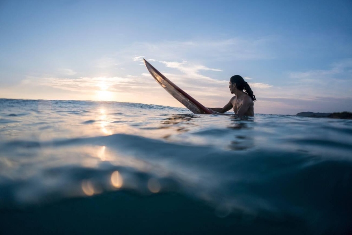1. Surfista en Punta Mita. Foto - Alamy