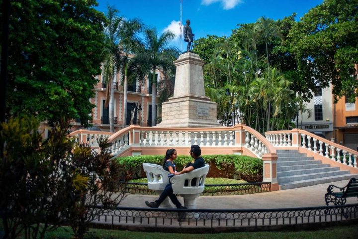1. Pareja en Parque Hidalgo, Yucatán. Foto - Alamy
