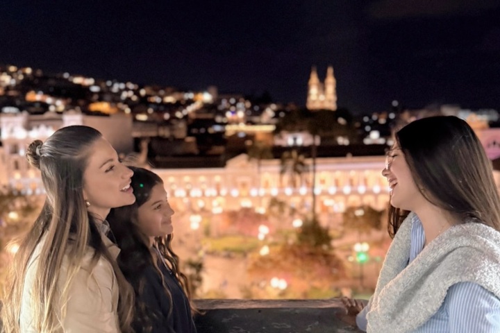 12. Viajeras en el tour nocturno de cúpulas en Quito. Foto - @karinasarmientod (Threads)