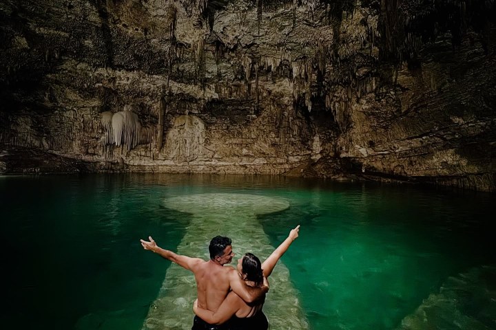 2. Pareja en cenote. Foto - @doscanariosdeviaje (Instagram)