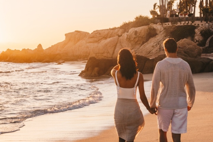 2. Pareja en la playa de One&Only Palmilla. Foto - @oneandonlypalmilla (Instagram)