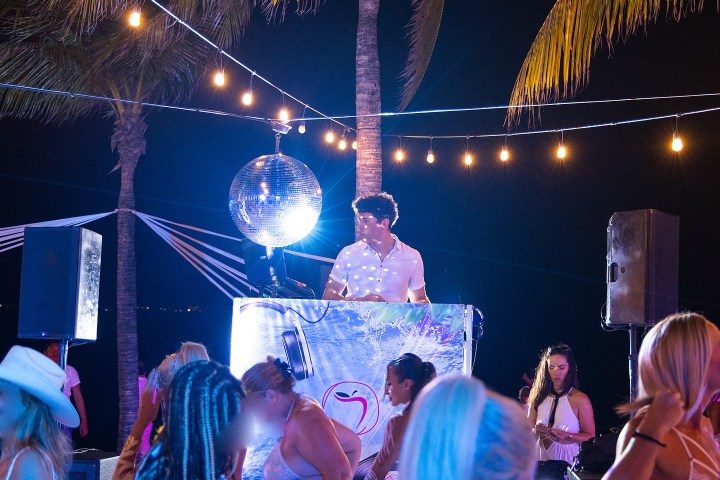 2. Fiesta en el hotel Temptation. Foto - @temptationcancunresort (Instagram)