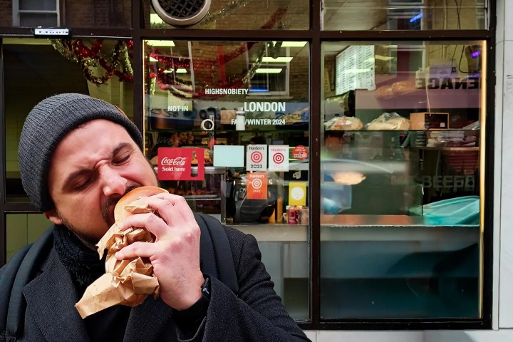 2. Persona comiendo beigel en Beigel Bake. Foto - @abuddari (Instagram)