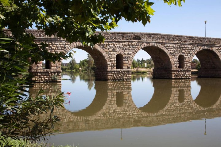 2. Puente romano en Mérida, España. Foto - Alamy