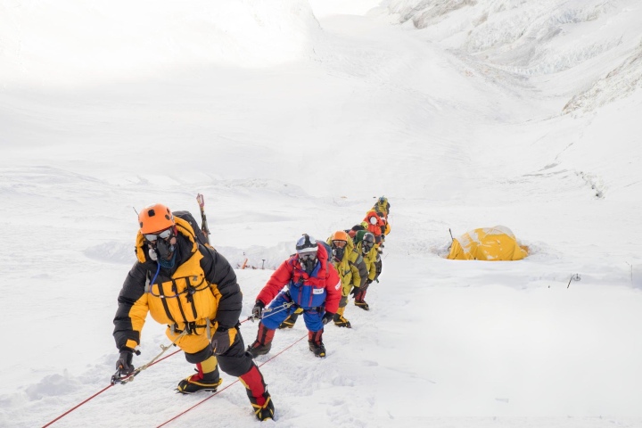 2. Alpinistas escalando el Everest. Foto - Getty Images
