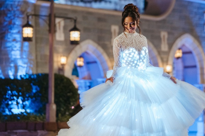 2. Nuevo vestido con luces del 35 aniversario de Disney’s Fairy Tale Weddings and Honeymoons. Foto - The DIS (Facebook)