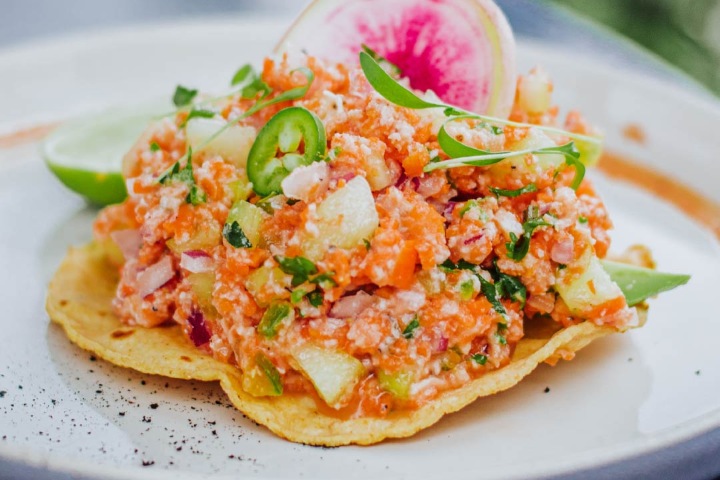 2. Tostada de ceviche de sierra. Foto - @abisalseafoods (Instagram)