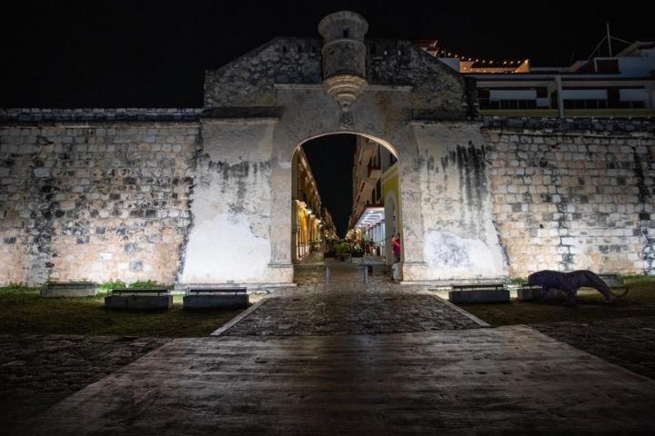 2. Centro Histórico de Campeche durante la noche. Foto - @campecheturismomx (Instagram)