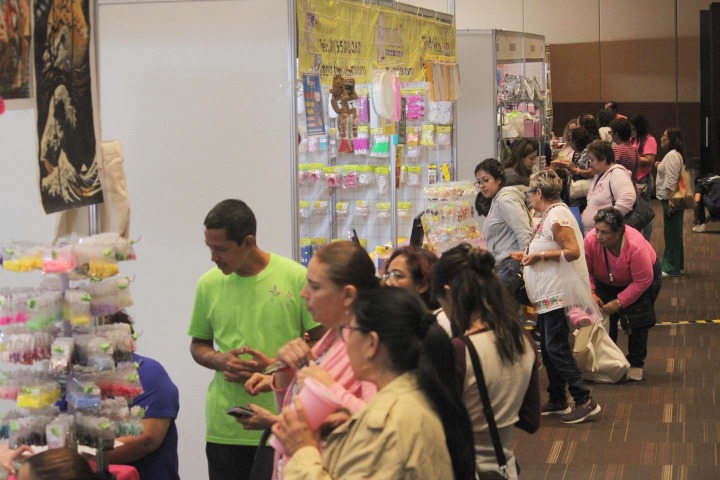2. Venta de material en la Expo Manualidades e Ideas Creativas. Foto - @wtcveracruz (Instagram)