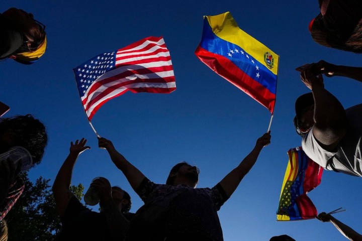 2. Bandera de Venezuela y Estados Unidos. Foto - @diariopresente (Instagram)