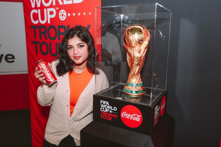 3. Visitante con la Copa Mundial FIFA 2026. Foto - @TrophyTour (X)