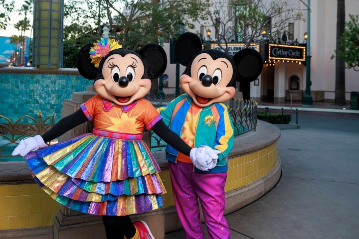 3. Mickey Mouse y Minnie Mouse con atiendos del 25 aniversario de Disney California Adventure Park. Foto - Disney World Packages -Orlando Florida (Facebook)