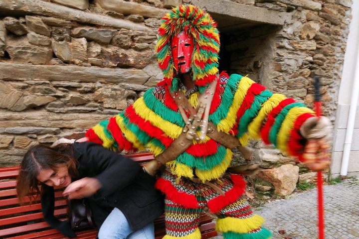 3. Careto molestando a mujer. Foto - Centro de Língua Portuguesa do Camões (Blogger)