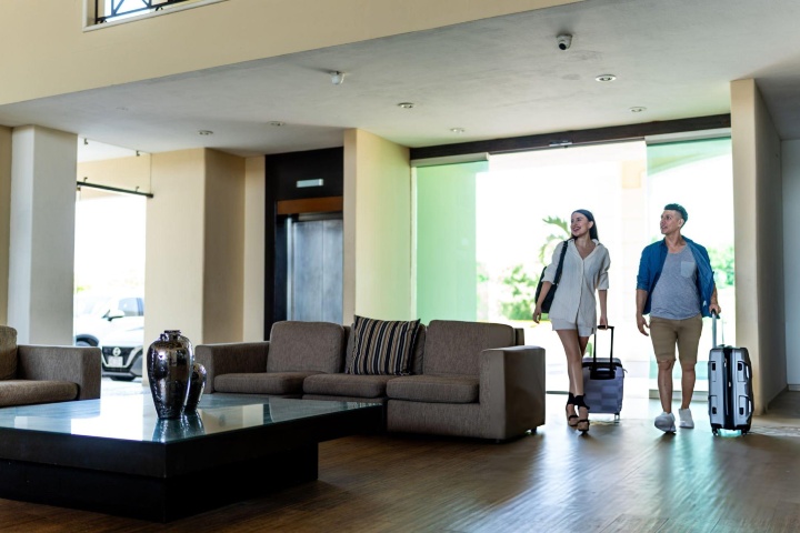 3. Pareja caminando por hotel. Foto - Getty Images