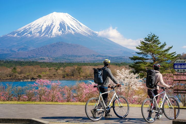 3. Ciclistas frente al Monte Fuji. Foto - tickadoo