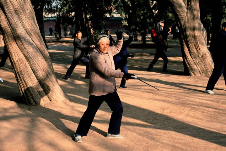 3. Abuelas practicando tai chi en el parque. Foto - Alamy