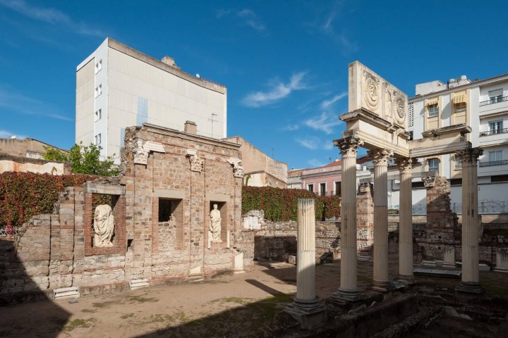 3. Vestigios romanos y arquitectura moderna en Mérida, España. Foto - Alamy