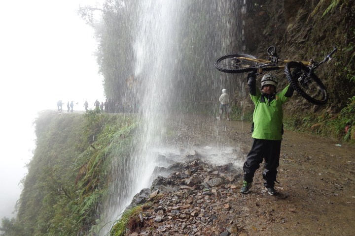 3. Ciclista en la Carretera de la Muerte. Foto - Eco jungle tour operator (Facebook)