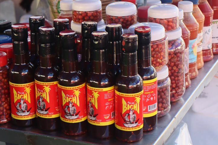 3. Salsas en negocio de Changuera. Foto - @salsabichioficial (Instagram)
