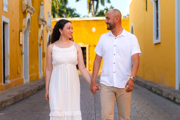 3. Pareja en calles de Izamal. Foto - Joe Santana Photographer (Facebook)