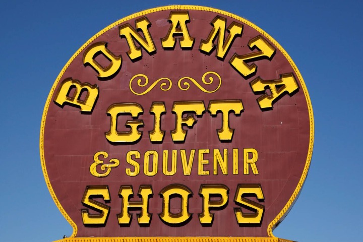 4. Logo de Bonanza Gift Store. Foto - Alamy