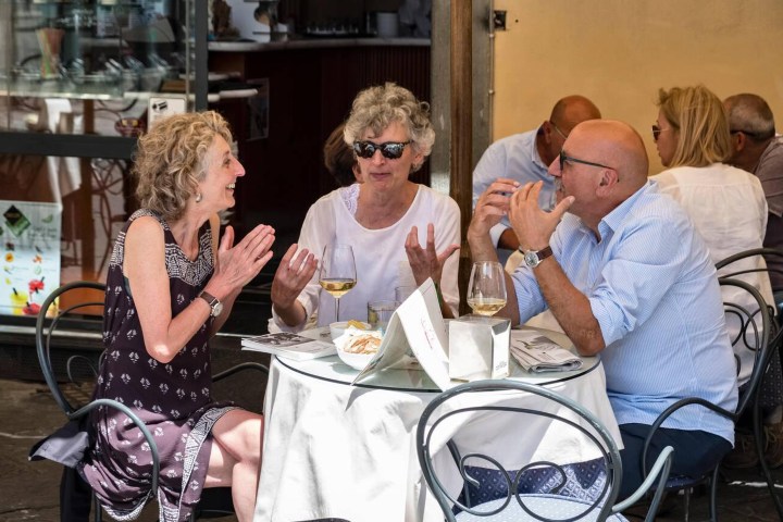 4. Italianos usando manos mientras hablan. Foto - Alamy
