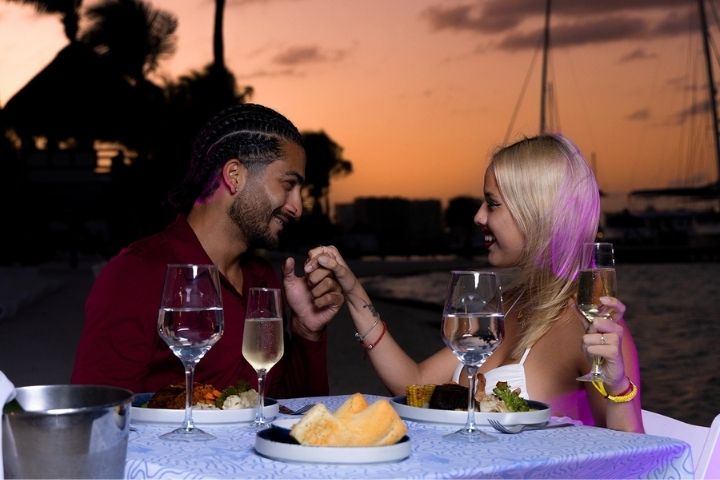 4. Cena en pareja en hotel Desire. Foto - @desireresortsofficial (Instagram)