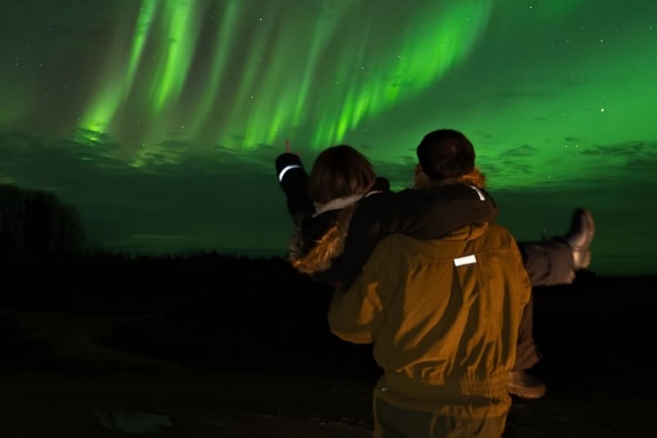 4. Pareja mirando las auroras boreales. Foto - @jarcce (Instagram)
