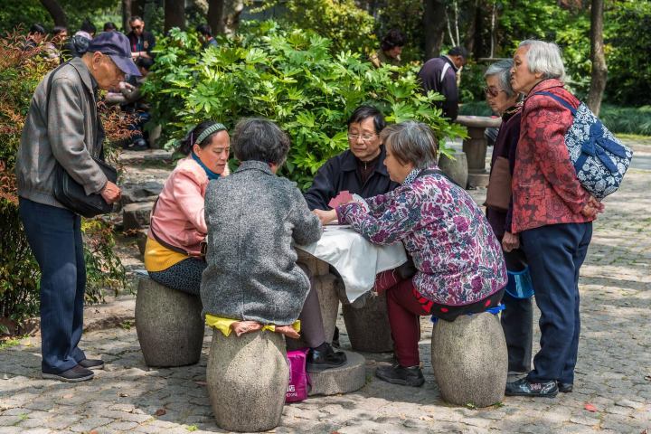4. Abuelos jugando cartas. Foto - iStock
