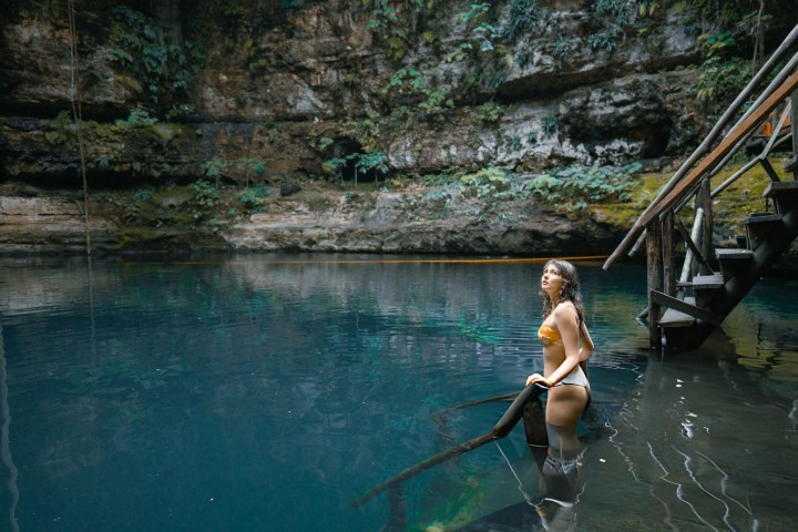 3. Viajera en Cenote. Foto - Getty Images