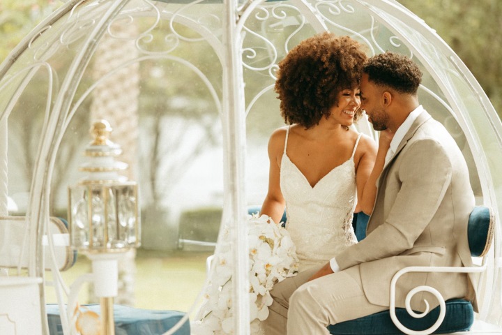 4. Novios en Disneyland. Foto - disneyweddings
