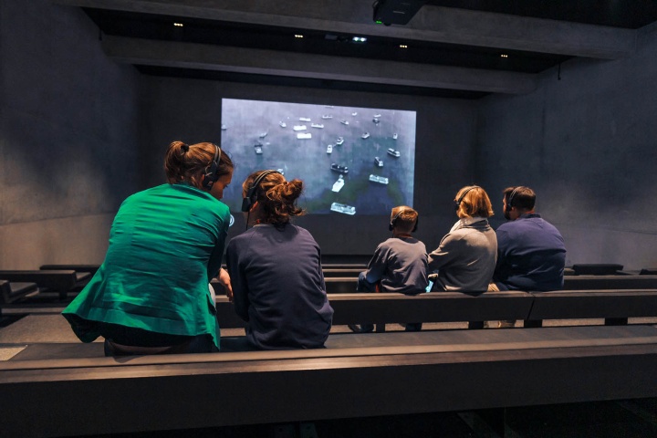 4. Visitantes mirando película en el Museo del Día D. Foto - Musée du Débarquement