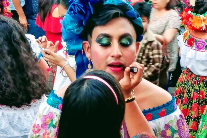 4. Chunta siendo maquillada. Foto - @chiapasexperiencias (Instagram)