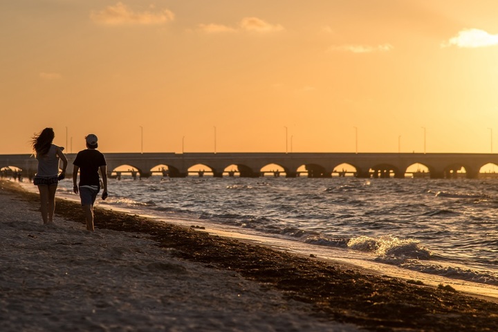 4. Pareja frente al Muelle Progreso, Yucatán. Foto - @yucatanturismo (Instagram)