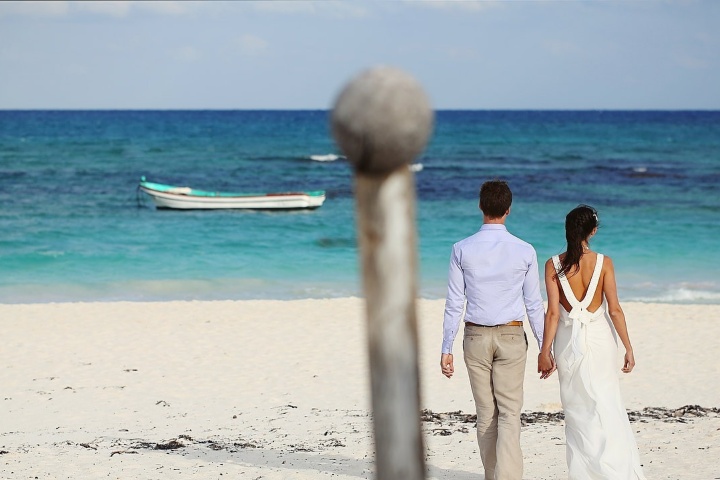 5. Pareja caminando en playas de Yucatán. Foto - delsolphotography