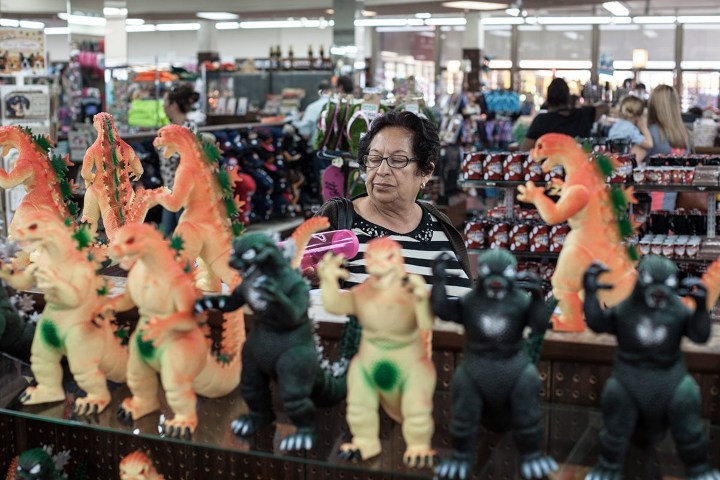 5. Compradora en Bonanza Gift Store. Foto - Laughing Squid